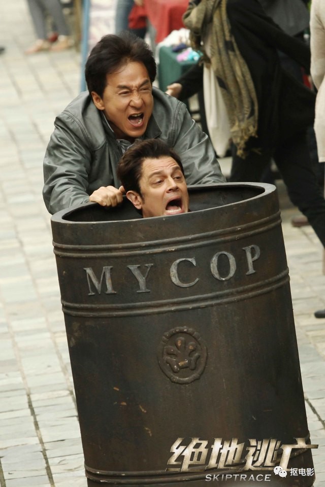 功夫瑜伽成龙和蛇,功夫瑜伽成龙带着狮子飙车