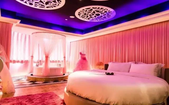 过年要喝腊八粥，再去天鹅恋酒店秀恩爱