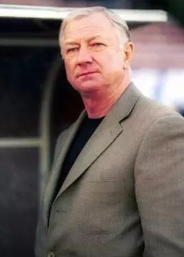 铁打营盘流水兵英语,铁打的营盘流水的兵下一句