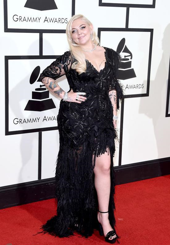 格莱美颁奖红毯走秀环节的即兴,格莱美奖2023颁奖典礼衣着