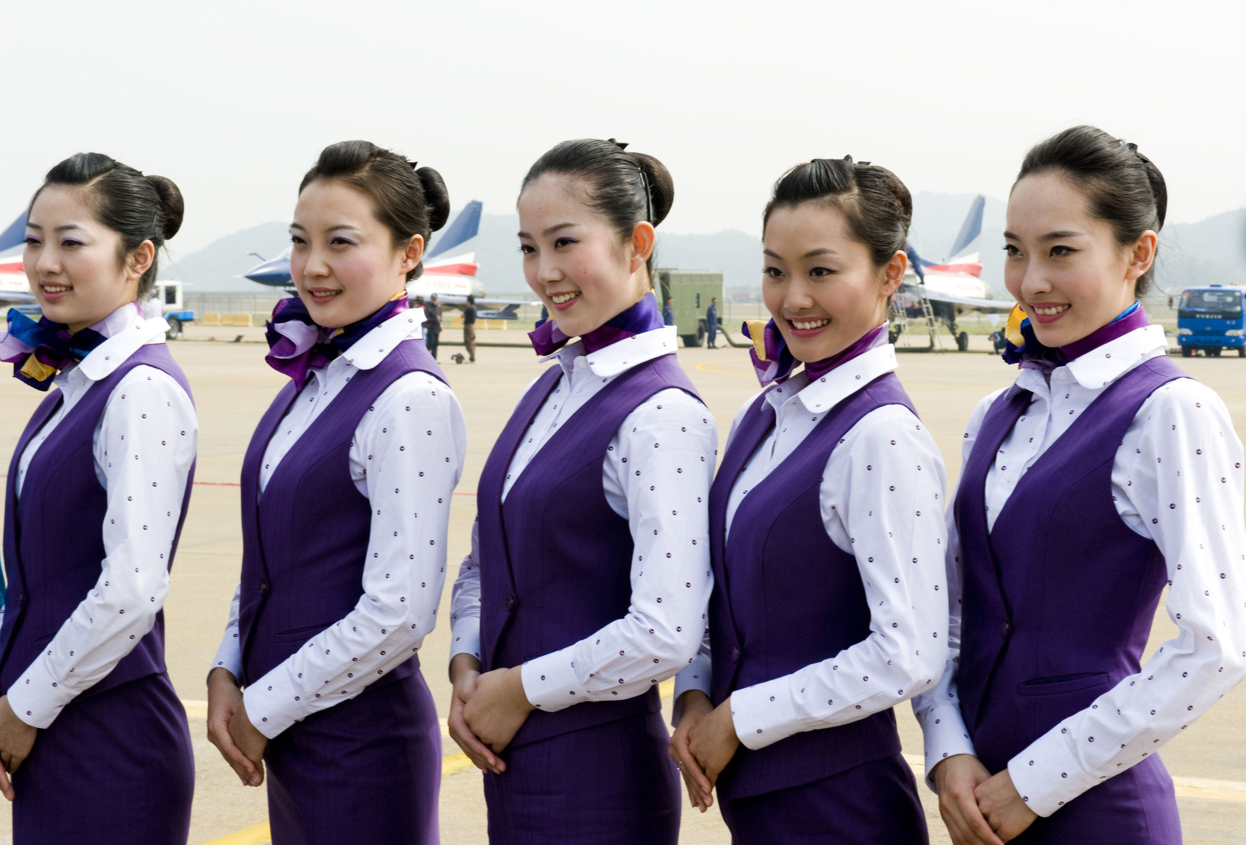 绿皮车和高铁乘务员工资待遇,高铁乘务员工资最低有多少