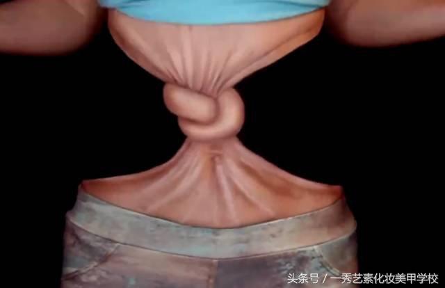 女子用化妆术“擦”掉身体，将腰打结！