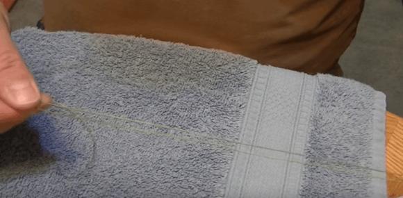 钓鱼时，不小心鱼钩刺进肉里，教你如何不疼的取出来