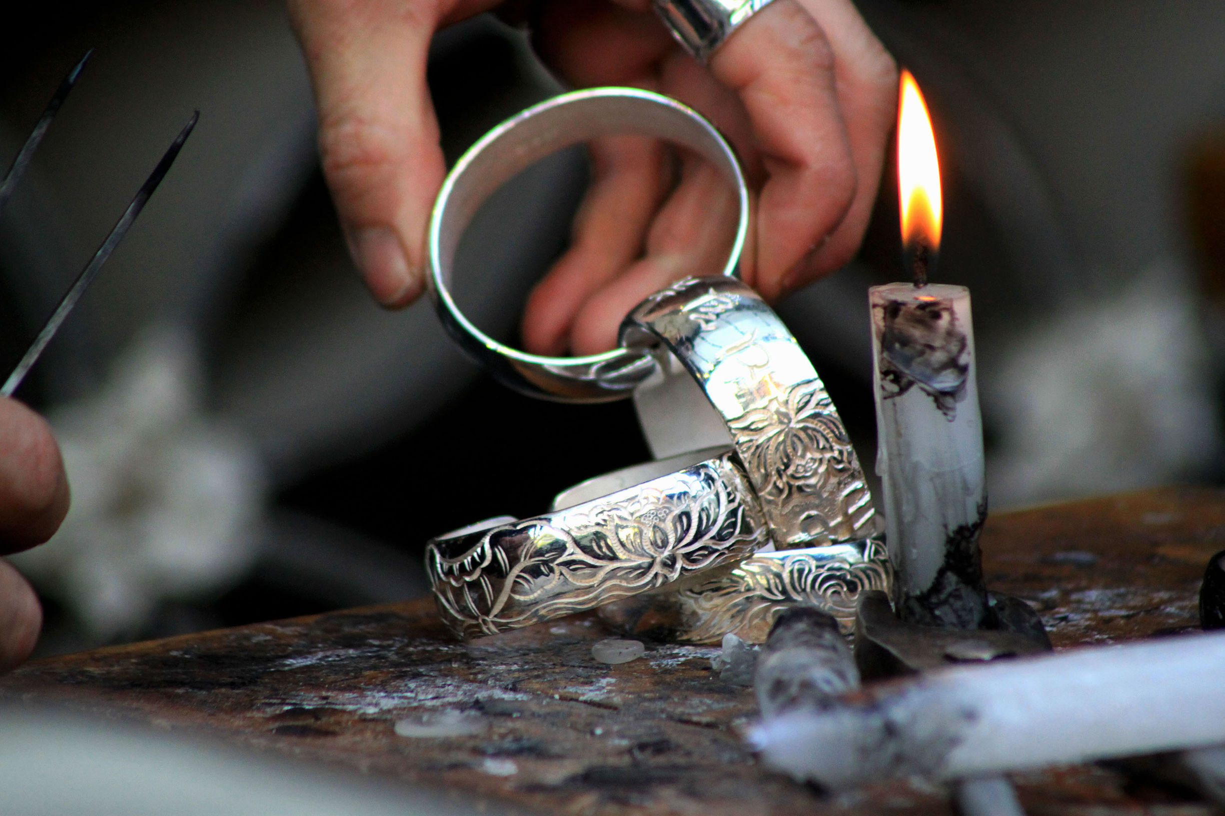 纯银手工打磨视频,手工打磨银品全过程