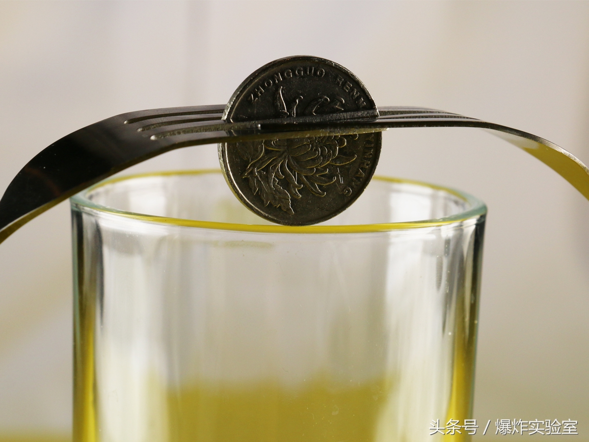 站在杯沿上的硬币