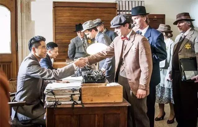 他全家性命危在旦夕，连续被50多个国家拒签，直到来中国总领馆