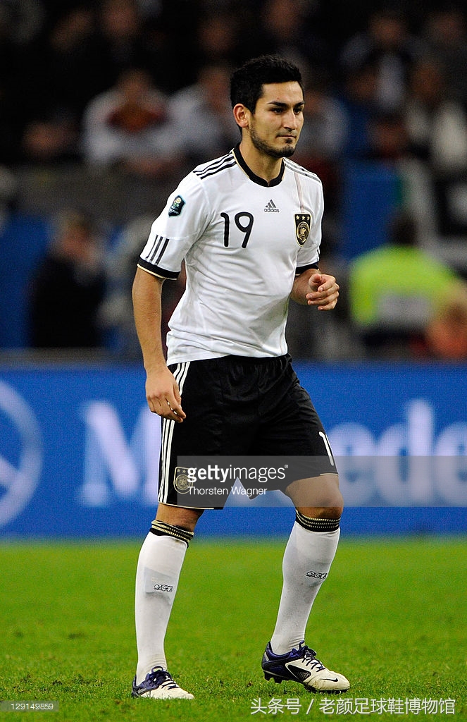 足球鞋阿迪和耐克谁更强,足球鞋耐克暗杀系列