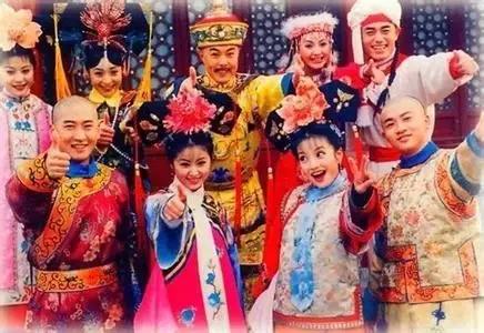 以前一放学就能看到的士多，现在也越来越少了。。。