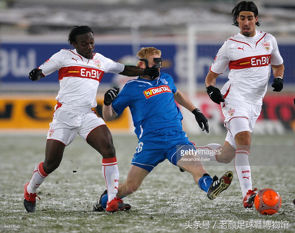 足球鞋阿迪和耐克谁更强,足球鞋耐克暗杀系列