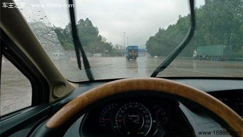雨刮器怎么消除异响,雨刮器跳动但是能刮干净