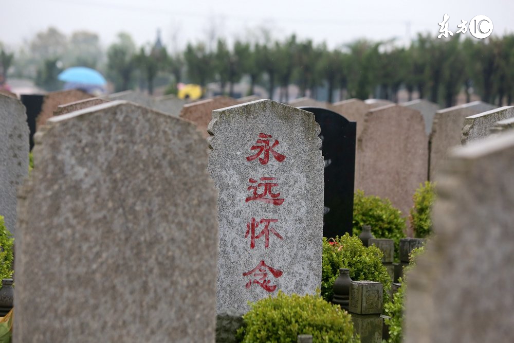 墓碑被篡改,墓主人另有其人,且是一个受人尊敬的英雄。