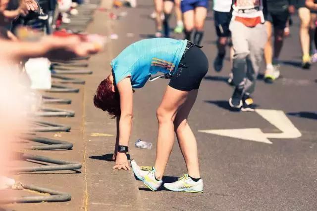 马拉松后半程抬不起腿,马拉松后半程腿酸痛处理办法