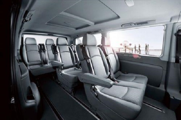 他成名多年身家惊人，去外国媳妇生混血娃娃，座驾要实用不讲排场