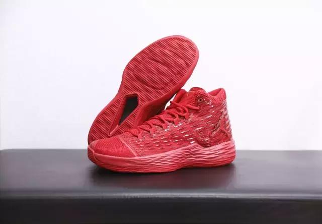 我们带着MeloM13来到即将重装开业的NIKE体验店