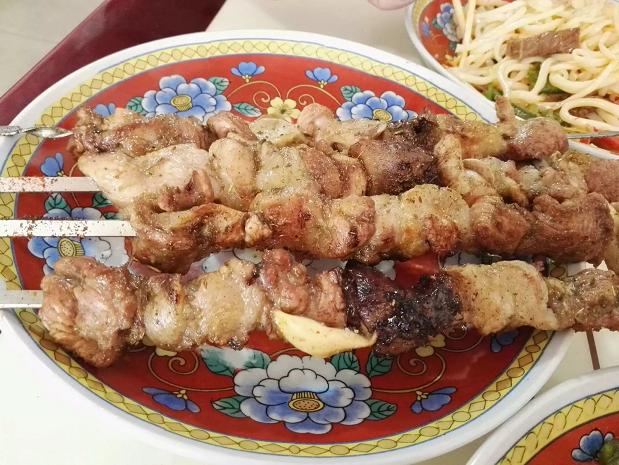 各地美食街的新疆肉串,新疆特色小南坑烤串