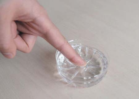 502胶水弄到手上有毒么,怎么去掉已经凝固手上的502胶水