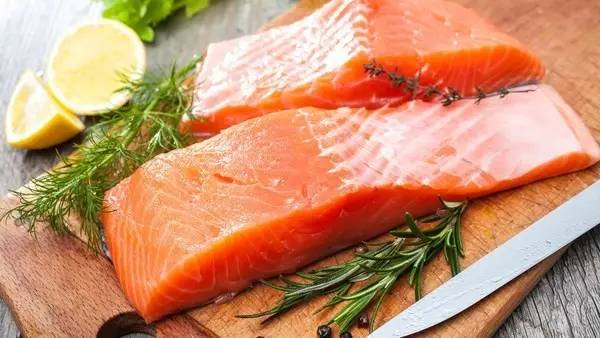 了解这几点帮助你的狗狗提亮毛发,狗狗的毛发干燥没光泽