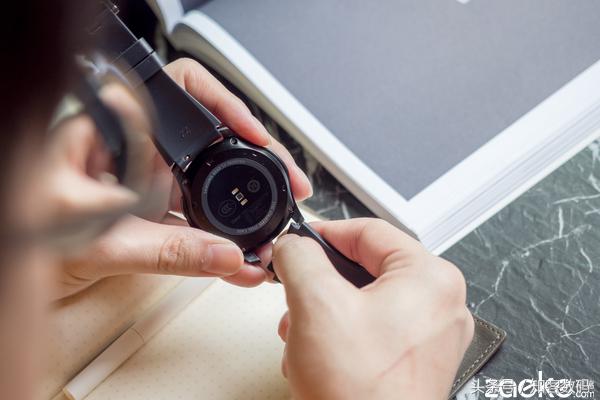 三星手表gears3现在还值得买不,三星手表gears3经典版开箱