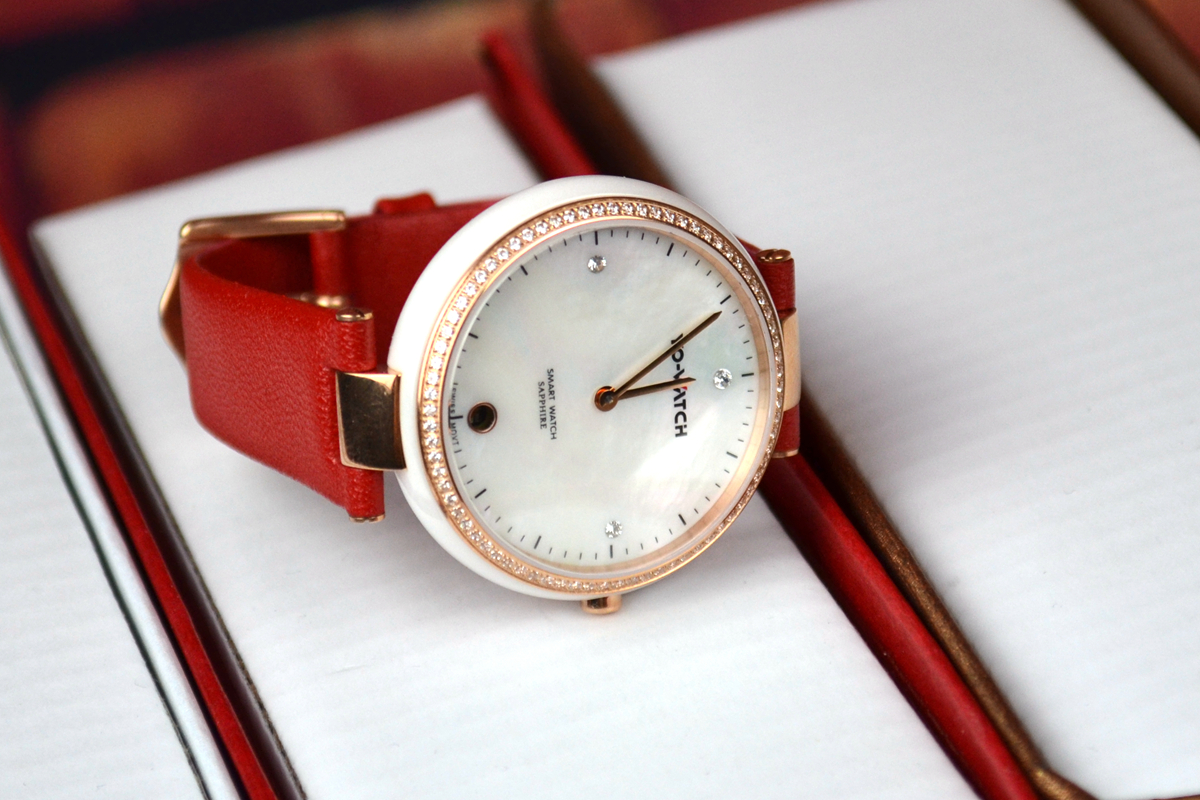 有水晶有钻石,能测UV会自拍,续航8个月,为妹子而生的智能表