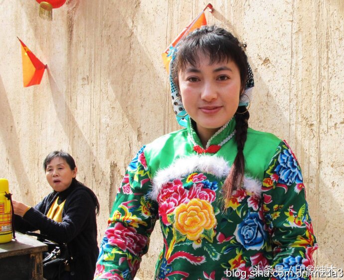 陕北俊俏女子勇闯袁家村大嘴吃四方