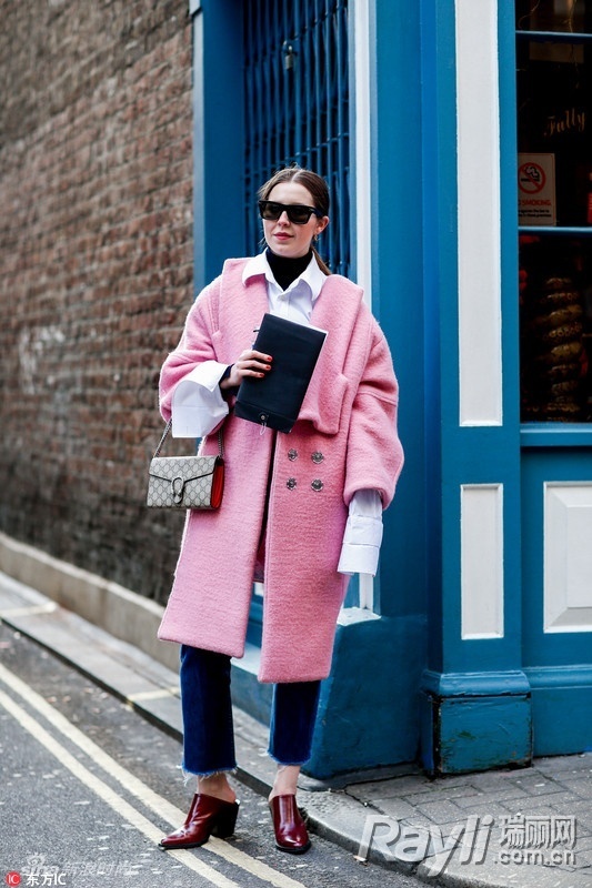 肩宽可以穿v领荷叶边上衣吗,肩宽适合穿什么圆领还是v领上衣