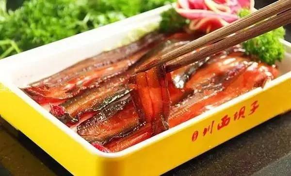 蚌埠这家店真奇怪，吃饭要看颜色，还送苹果笔记本电脑和爱疯七……