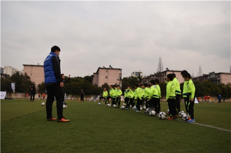 青少年足球训练营开训,2021全国足球冬令营