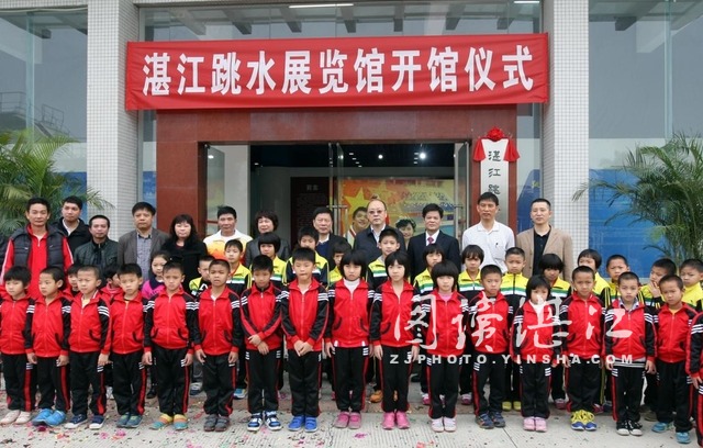 记一位热心肠的人,记一位乐于助人的人作文400字