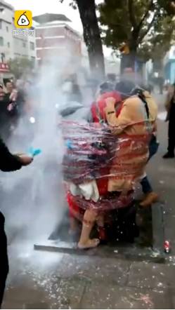 闹婚又来了！昭通新婚夫妻伴郎伴娘被捆树上伴娘脱衣挣脱