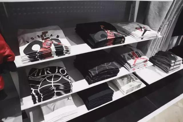 我们带着MeloM13来到即将重装开业的NIKE体验店