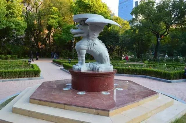 中山公园一进门是什么,中山公园怎么静悄悄的