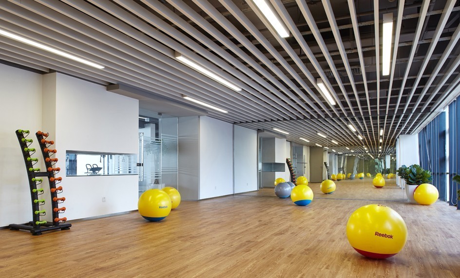 现代办公楼设计高级感,珠海现代简约办公楼会议室装修