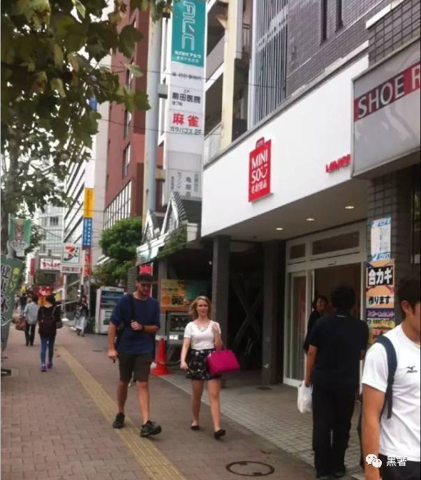 别再笑国产牌子土鳖了，《鬼怪》都在买名创优品