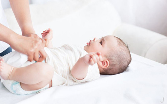 满月宝宝出现四种表现别怕,属于正常的生理表现