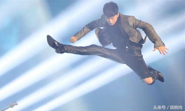 2020微博之夜王俊凯鹿晗张杰,王俊凯跳小熊舞