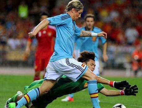 布冯单场七次扑下梅西,布冯挡出几次卡洛斯射门