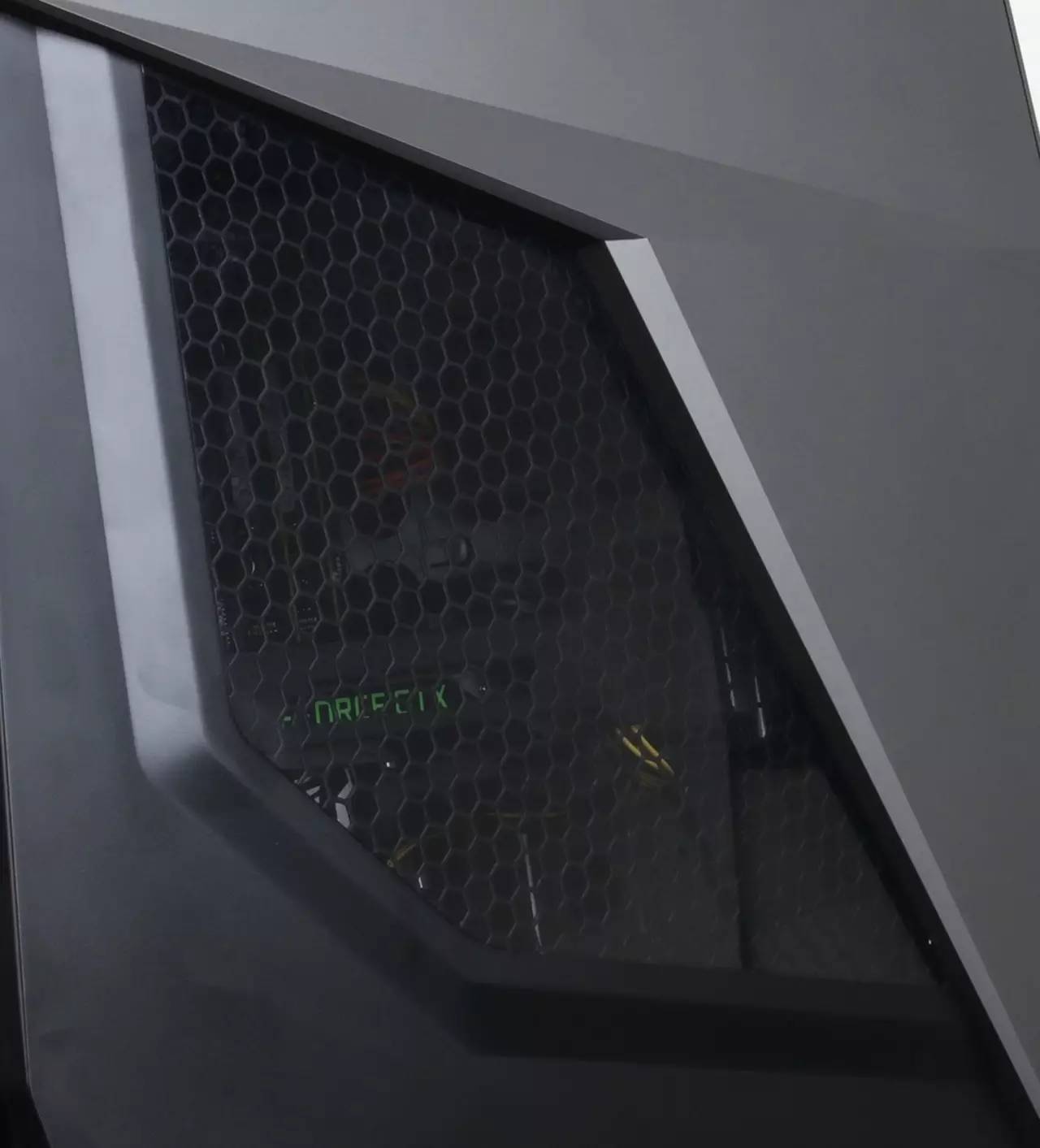 「评测」售价堪比真车ROG玩家国度GT51CA“超跑”台式PC