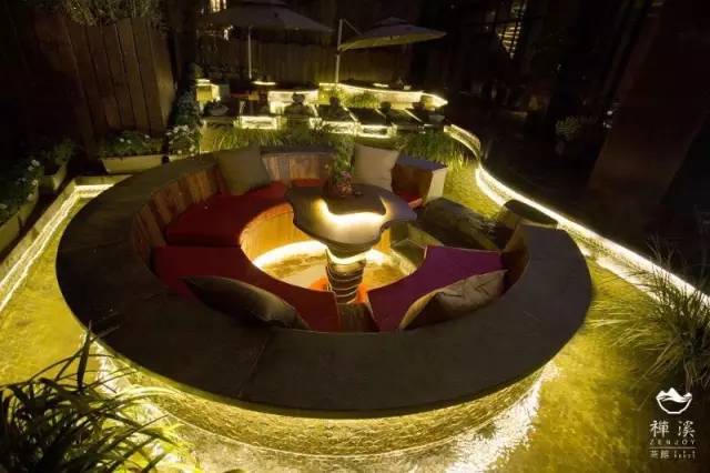 一家长过年前带着孩子出了趟门，结果熊孩子说什么也不肯回家了！