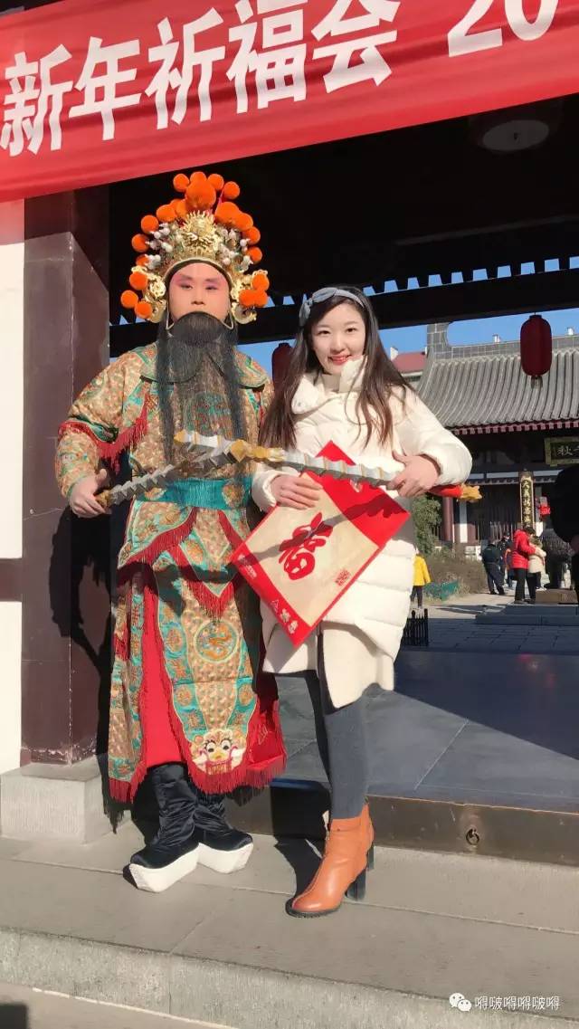 过年啦贴春联,过年时贴门神的习俗