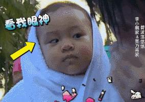 一家长过年前带着孩子出了趟门，结果熊孩子说什么也不肯回家了！