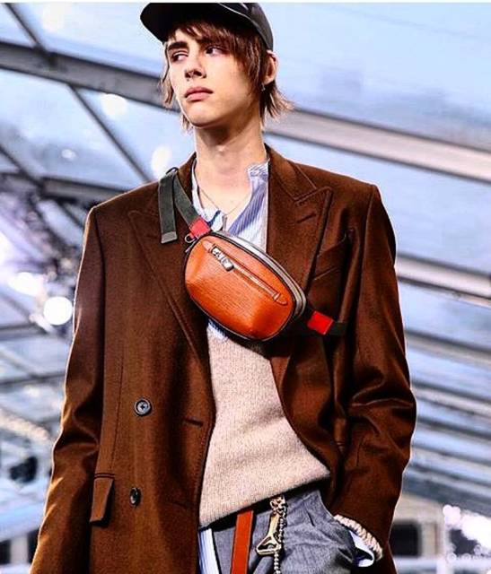 supreme和lv联名的世纪双肩包,supreme和lv联名红色手拿包