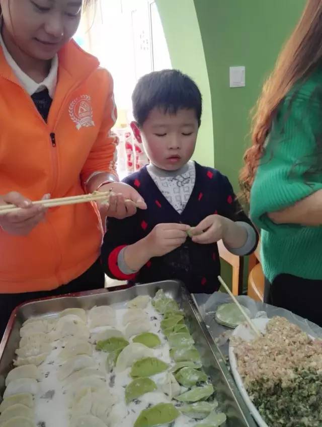 只是一顿饺子的事，芒市洛基山的孩子都能玩出新花样！