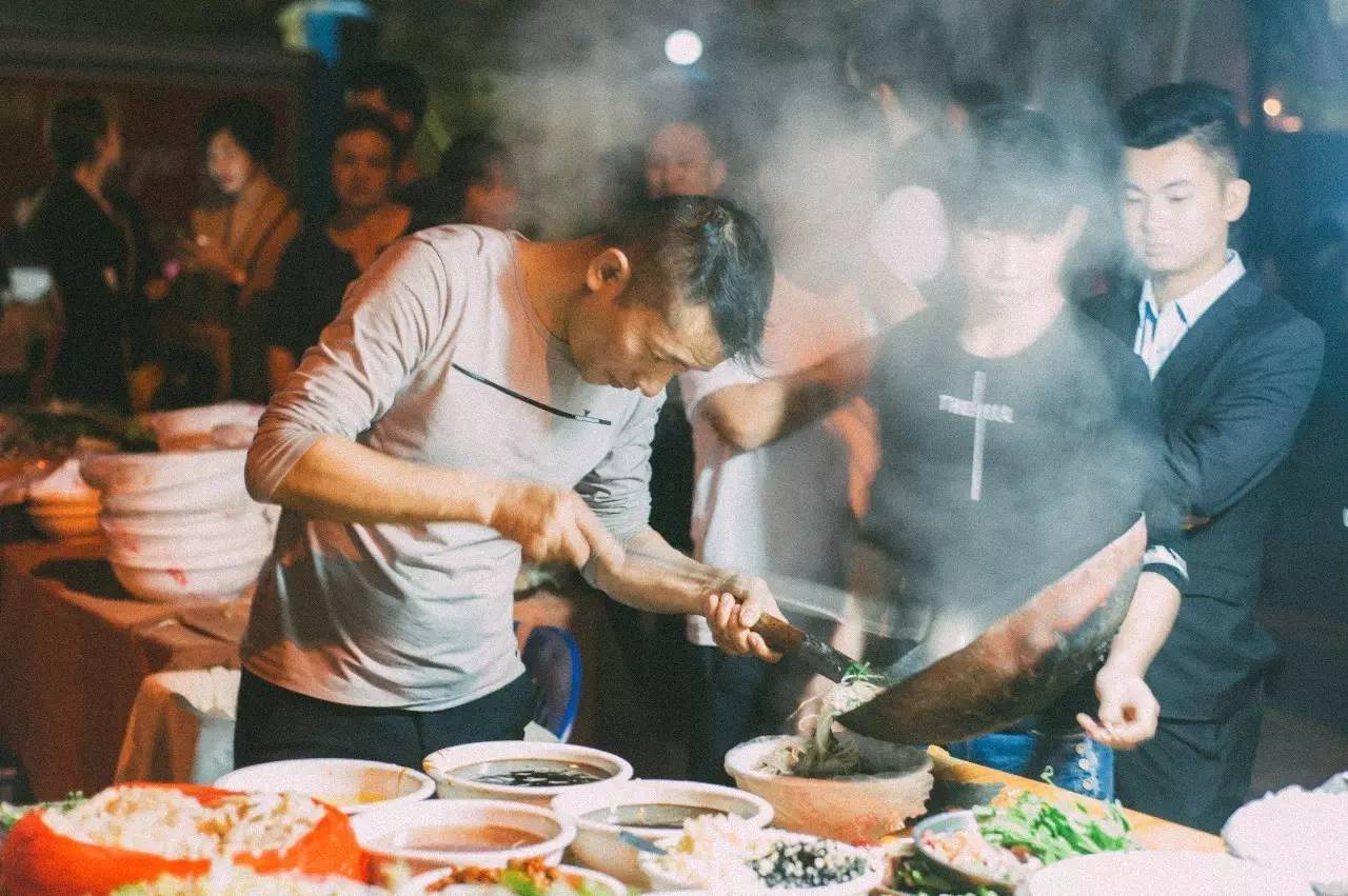 南宁夜晚摆摊生料粉,南宁柳沙夜市网红生料粉