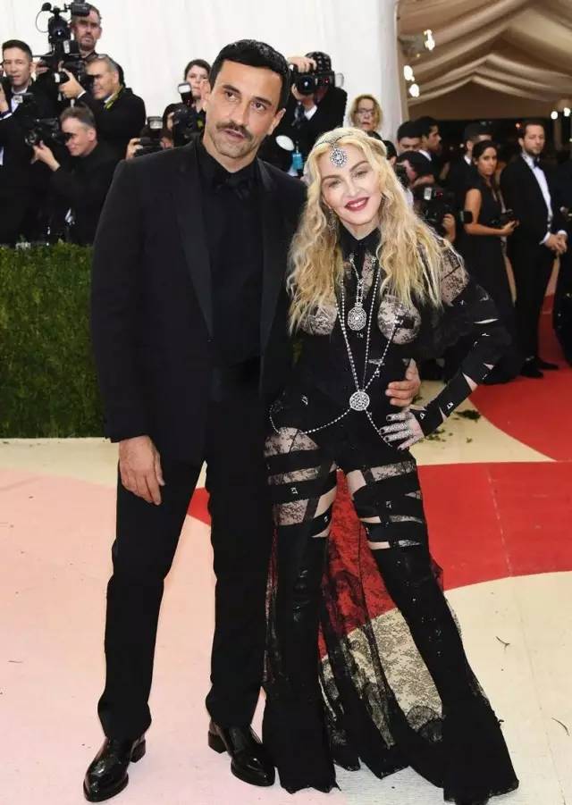 李宇春代言纪梵希成衣震惊时尚圈 (纪梵希李宇春prairie)