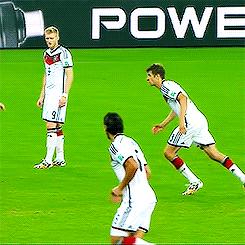 足球假摔演技爆表,足球场上演技派假摔高手