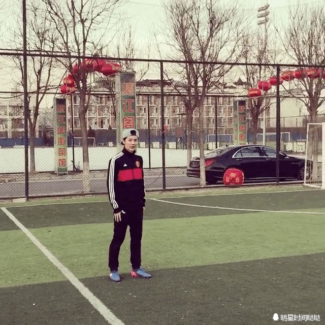 鹿晗最新踢足球视频,鹿晗踢足球打比赛奔跑吧