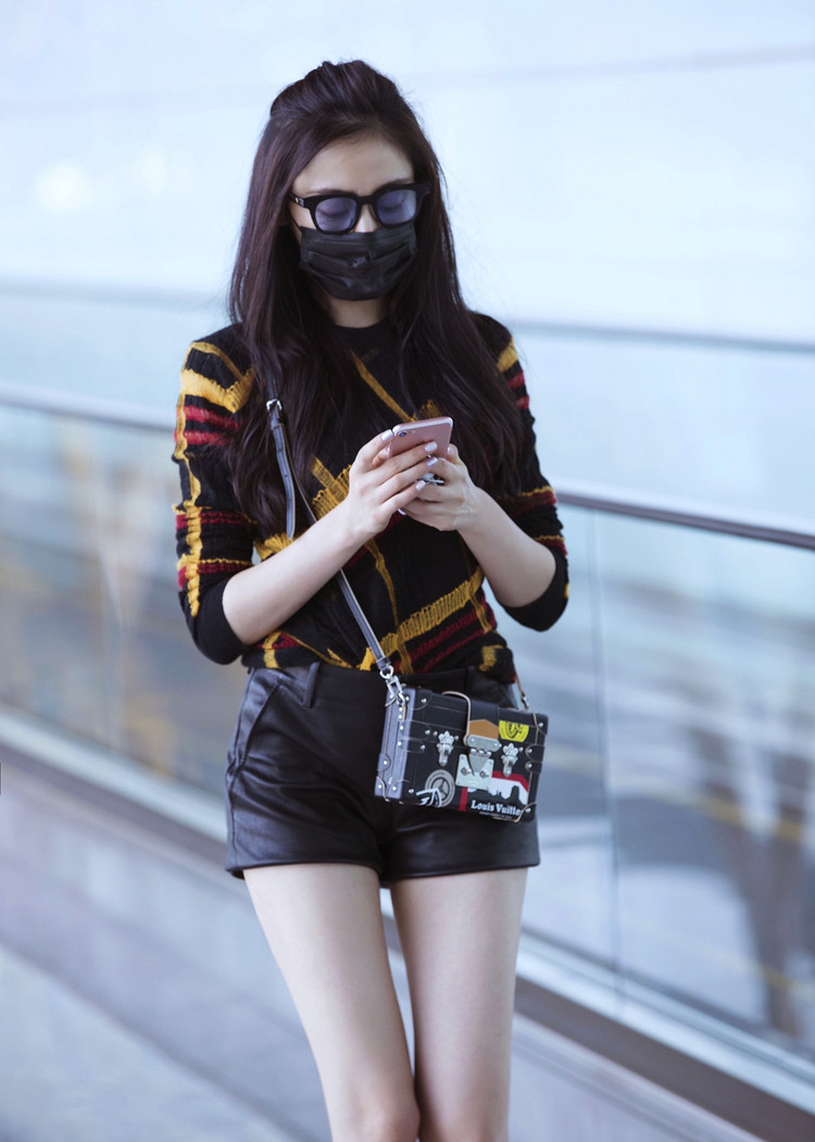 张天爱鳄鱼与牙签鸟长腿,万人迷的长腿美女张天爱