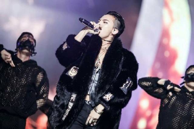 黑貂权志龙,权志龙穿黑貂演唱会