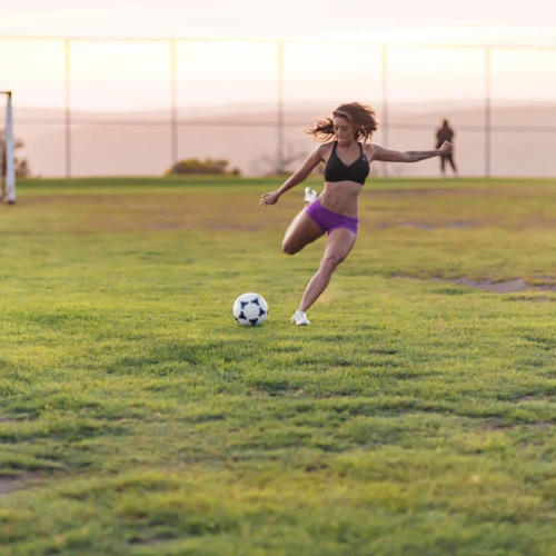 踢了很久足球但踢的不是很好,踢了几年足球还是拿不住球