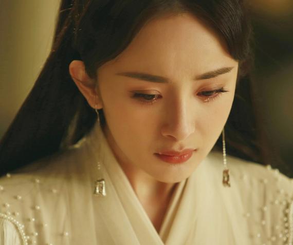 杨幂发际线后移图片吓坏网友,三生三世杨幂发际线高是故意的吗